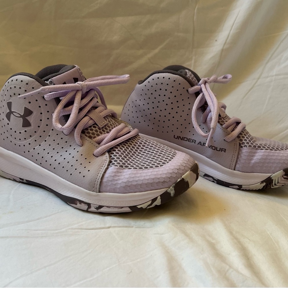 EUC Lilac Light Purple Under Armour Lace Up Sneakers